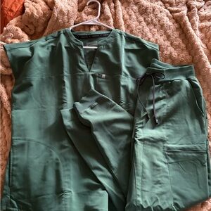 Fabletics Hunter Green Scrub Set L/M